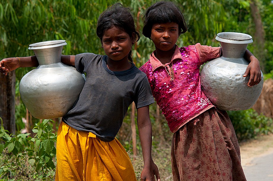 Teknaf - dziewczynki z dzbanami na wodę (Bangladesz 2010 - część 1/2)
